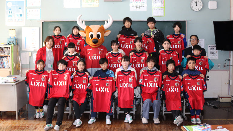 ホームタウンの小学6年生約2,300名にユニフォーム贈呈