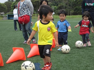2歳 4歳児対象短期サッカースクール開催のお知らせ 鹿島アントラーズ オフィシャルサイト